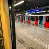 het peron van een metro station met een stil staande metro