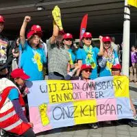 foto van demonstranten op schiphol