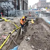afbeelding van een man die bezig is met werkzaamheden in de straten van amsterdam