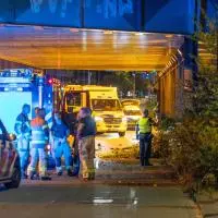 Afbeelding van ambulance en politie medewerkers die de slachtoffers helpen