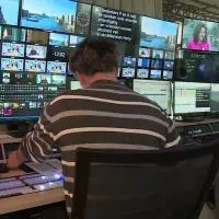 afbeelding van een meneer achterde computer de beelden aan het bestuuren