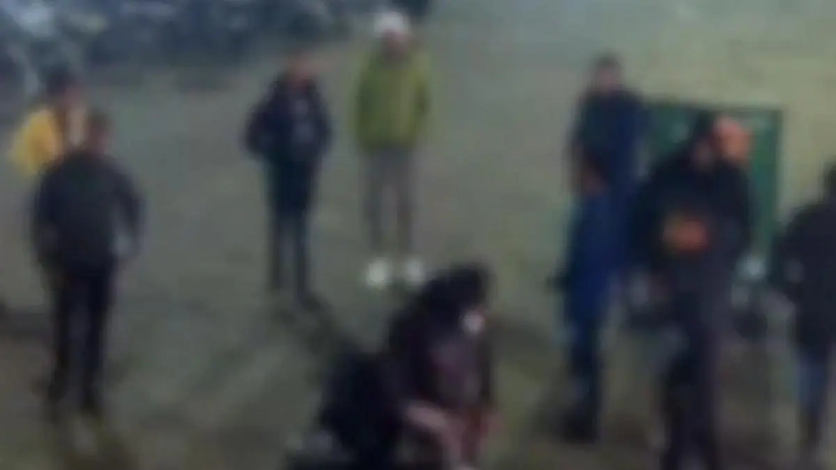 camerabeelden van een groep mensen in de bijlmer